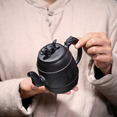 Yixing Zisha Teapot [Xiangrui] (Hei Ni – 420ml)