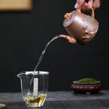 Yixing Zisha Teapot [Yunhai Song Tao] (High Temperature Duan Ni – 255ml)