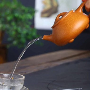 Full Handmade Yixing Zisha Teapot [Jingzhou Shi Piao Pot] (Wucai Lao Duan Ni – 200ml)
