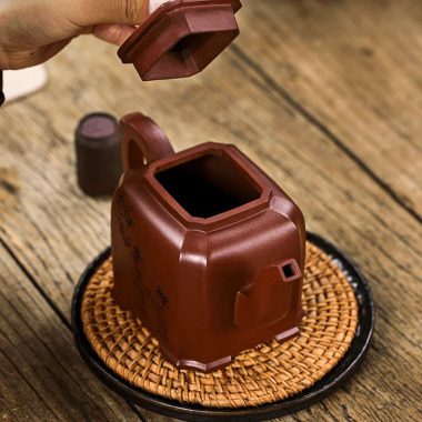 Full Handmade Yixing Zisha Teapot [Kong Rong Rang Li] (Di Cao Qing – 550ml)